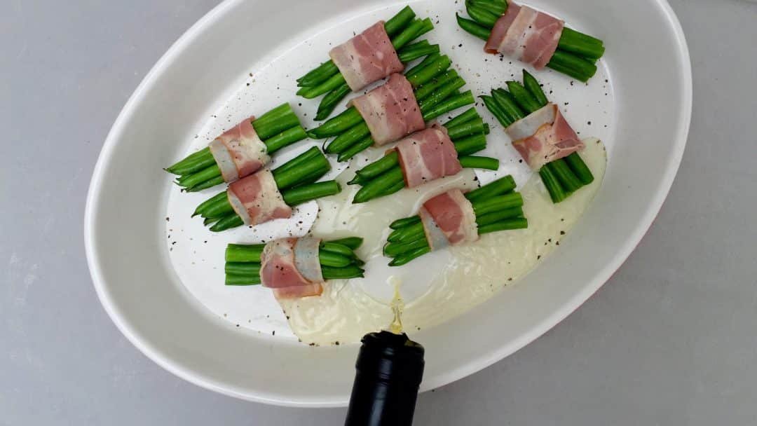 These cute little bacon wrapped green beans bundles are so easy to make in advance: they only need 15 minutes in the oven!