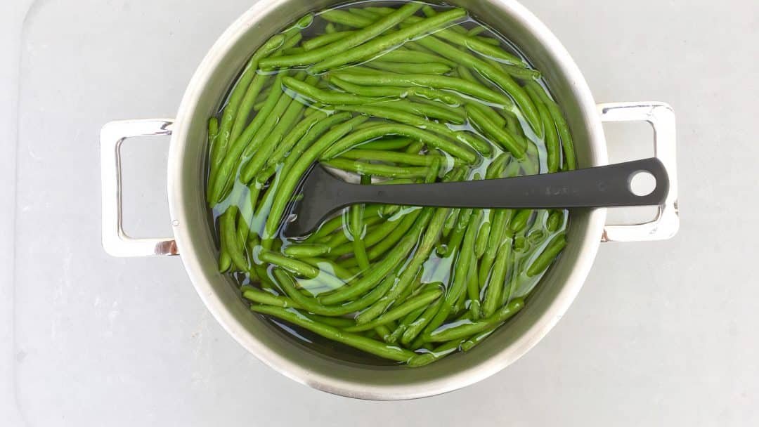 These cute little bacon wrapped green beans bundles are so easy to make in advance: they only need 15 minutes in the oven!