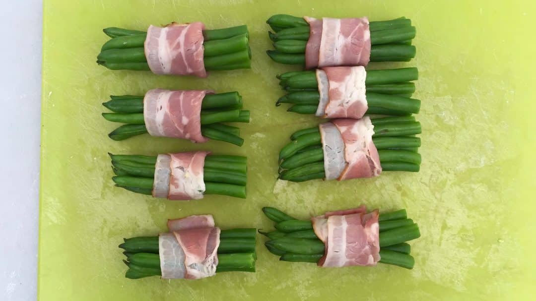 These cute little bacon wrapped green beans bundles are so easy to make in advance: they only need 15 minutes in the oven!