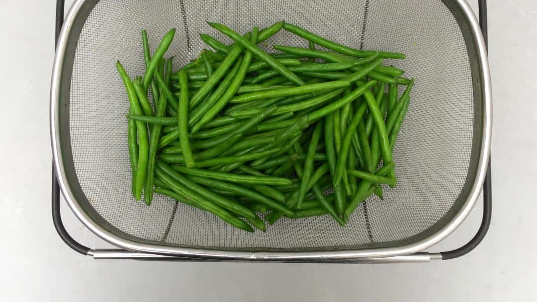 These cute little bacon wrapped green beans bundles are so easy to make in advance: they only need 15 minutes in the oven!