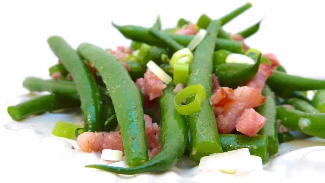Best Bacon Wrapped Green Beans These cute little bacon wrapped green beans bundles are so easy to make in advance: they only need 15 minutes in the oven!