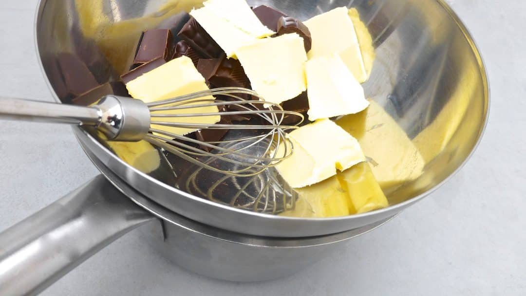 Here's a great dessert recipe! My best brownies... Butter, chocolate, flour, eggs and sugar is all you need to make this sticky chocolate treat!