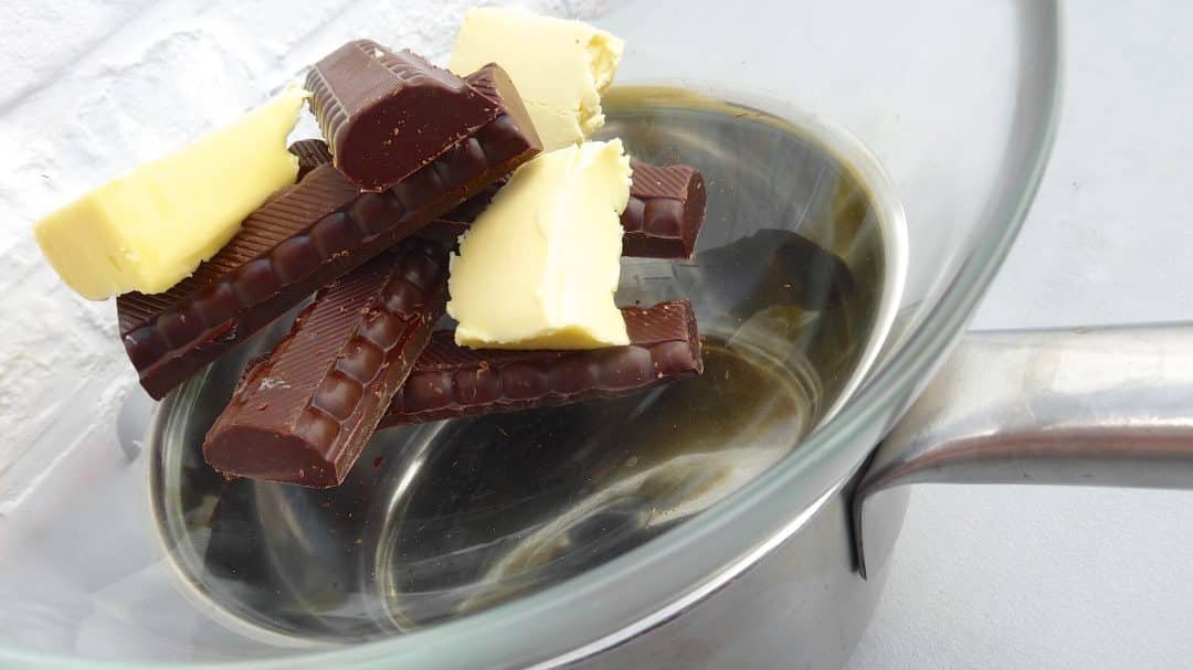Here's a great dessert recipe! My best brownies... Butter, chocolate, flour, eggs and sugar is all you need to make this sticky chocolate treat!