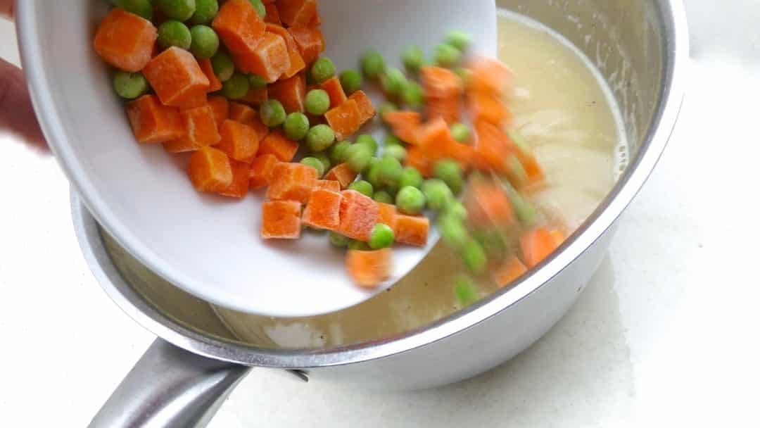 Creamy, gooey and delicious… this comfort chicken tortellini stew is so rich and flavorful! A homemade stew with chicken, pasta and vegetables...