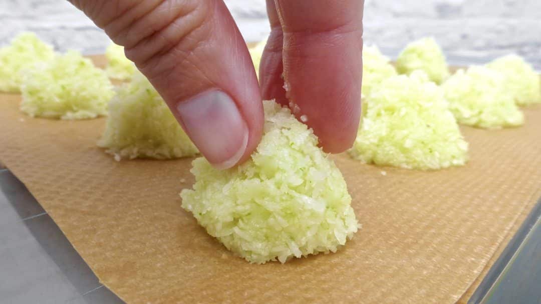 My homemade coconut macaroons: a sugary treat for your afternoon cup of coffee or tea! Or wrap them up and use them as a gift...