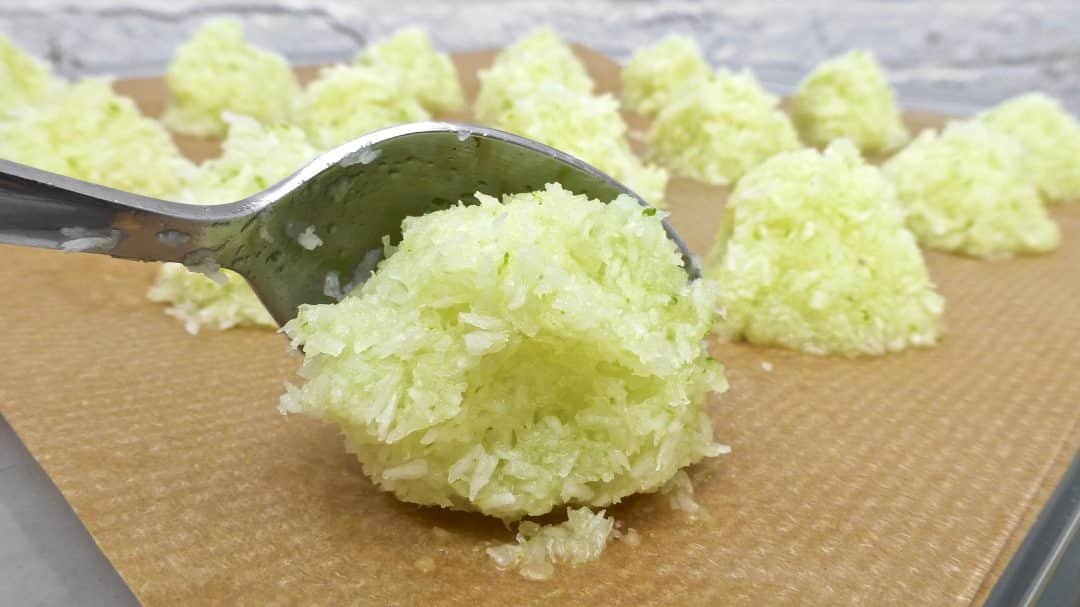 My homemade coconut macaroons: a sugary treat for your afternoon cup of coffee or tea! Or wrap them up and use them as a gift...