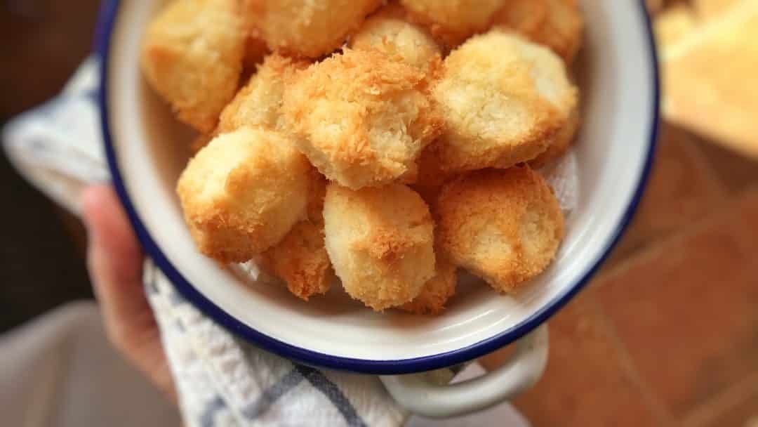 My homemade coconut macaroons: a sugary treat for your afternoon cup of coffee or tea! Or wrap them up and use them as a gift...