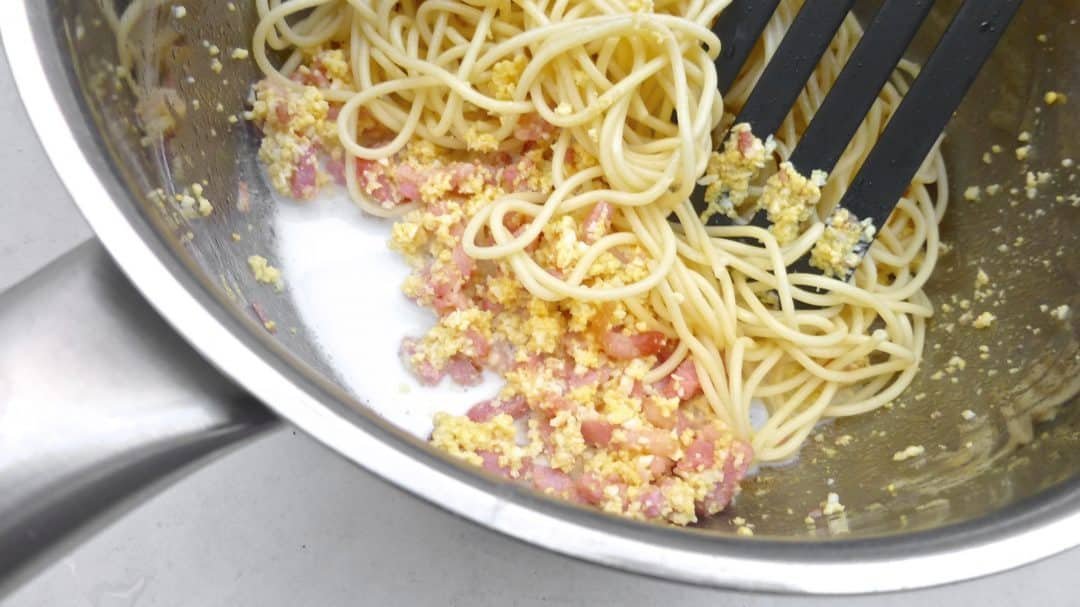 Do you have leftover cooked spaghetti in your fridge? Then make a quick cold spaghetti salad, carbonara style with bacon and boiled eggs!