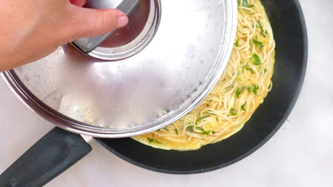 Do you have leftover cooked spaghetti in your fridge? Then make a quick cold spaghetti salad, carbonara style with bacon and boiled eggs!