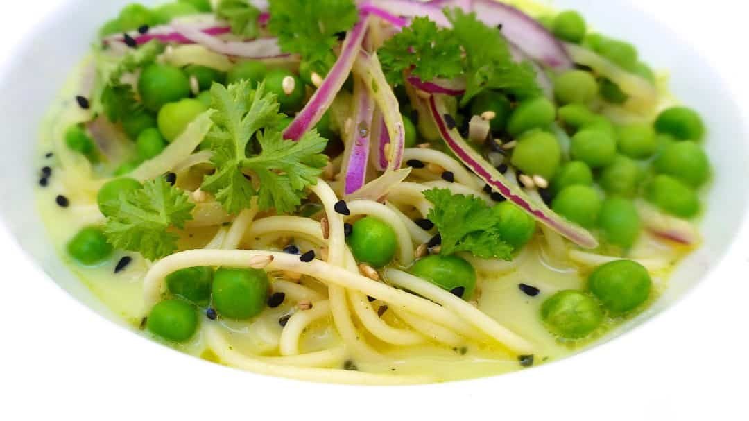 Do you have leftover cooked spaghetti in your fridge? Then make a quick cold spaghetti salad, carbonara style with bacon and boiled eggs!