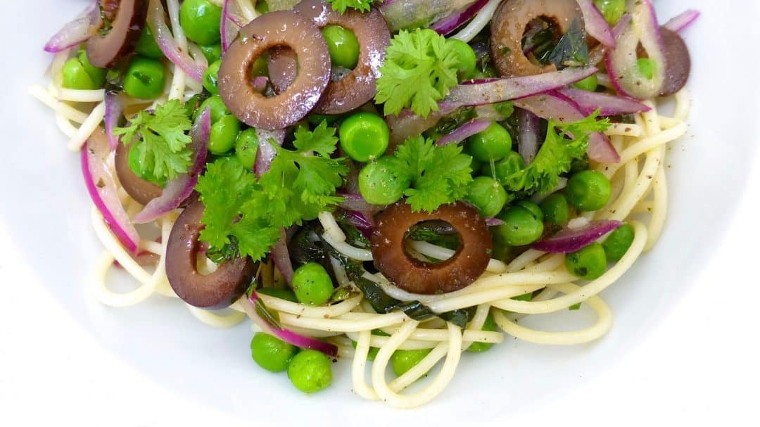 Do you have leftover cooked spaghetti in your fridge? Then make a quick cold spaghetti salad, carbonara style with bacon and boiled eggs!
