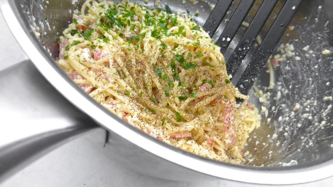 Do you have leftover cooked spaghetti in your fridge? Then make a quick cold spaghetti salad, carbonara style with bacon and boiled eggs!