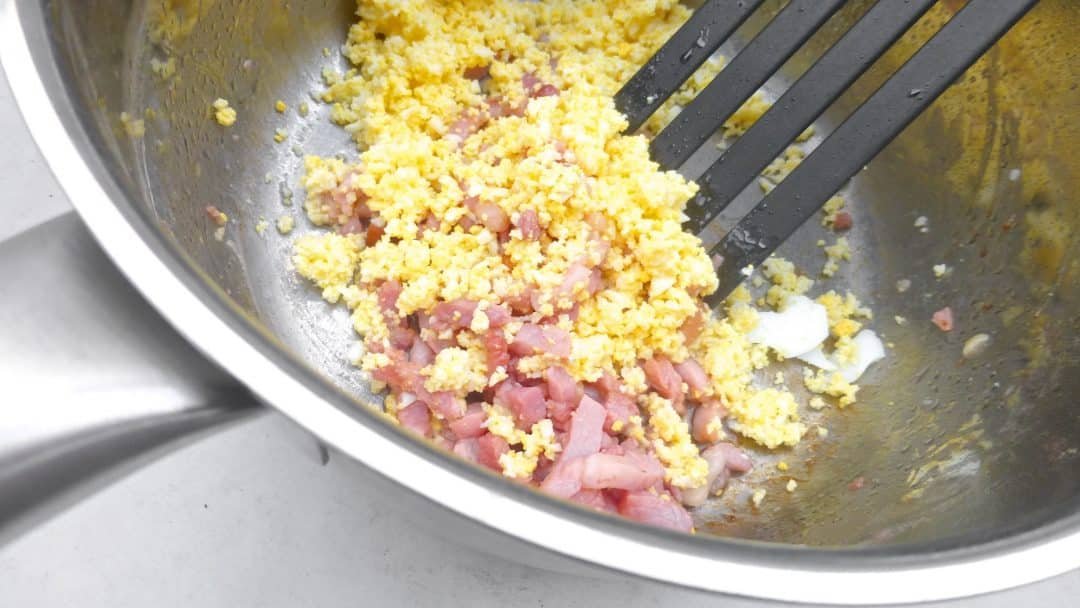 Do you have leftover cooked spaghetti in your fridge? Then make a quick cold spaghetti salad, carbonara style with bacon and boiled eggs!