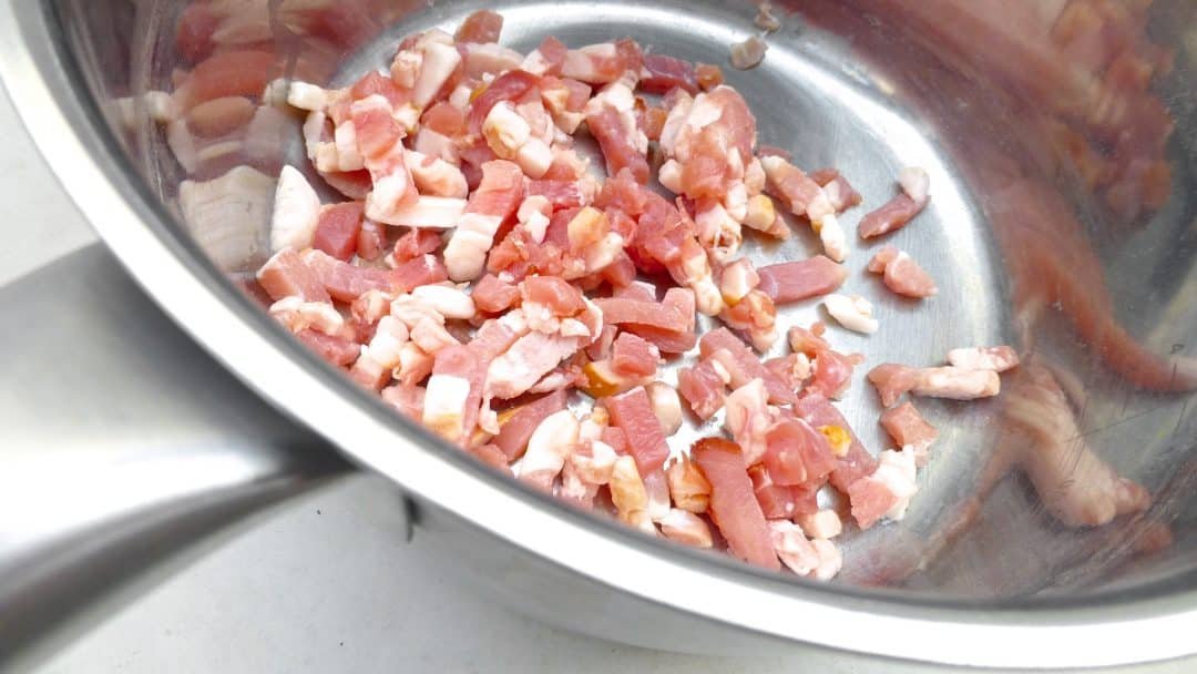 Do you have leftover cooked spaghetti in your fridge? Then make a quick cold spaghetti salad, carbonara style with bacon and boiled eggs!