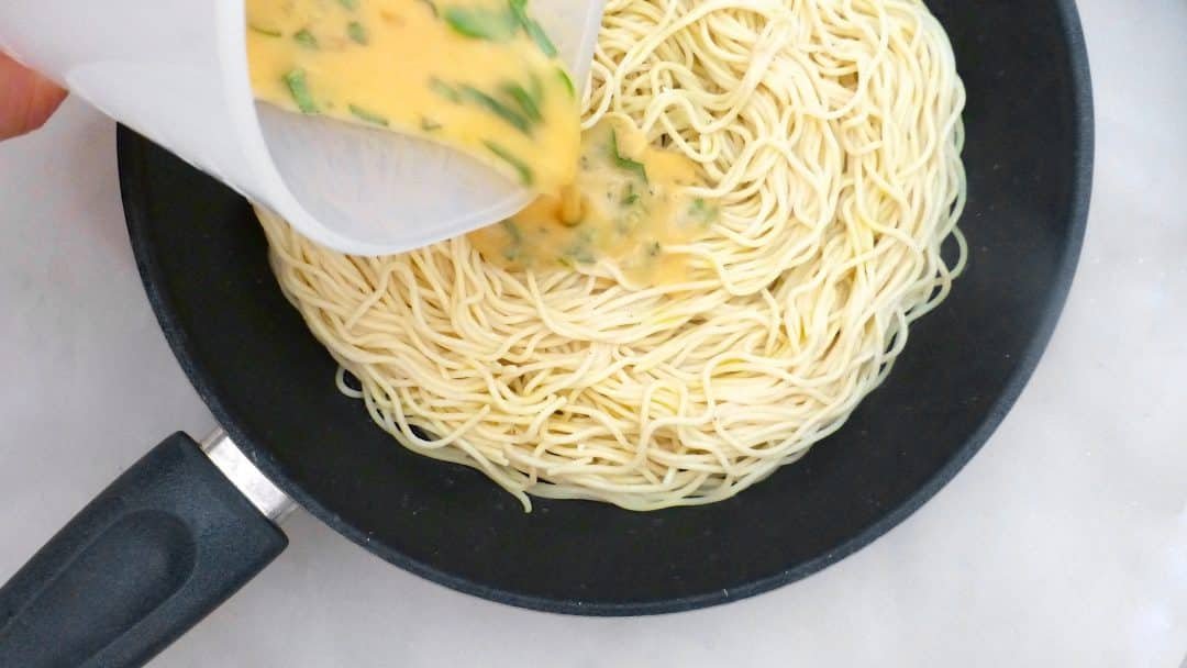 Do you have leftover cooked spaghetti in your fridge? Then make a quick cold spaghetti salad, carbonara style with bacon and boiled eggs!