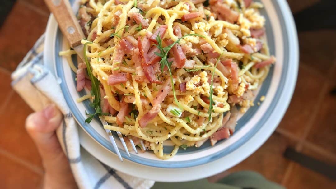Do you have leftover cooked spaghetti in your fridge? Then make a quick cold spaghetti salad, carbonara style with bacon and boiled eggs!