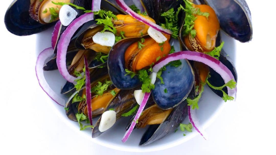 Easy Mussels with Celery & Onion Wanna know what my favorite mussel recipe ever? Simple mussels with celery, onion, garlic and white wine... classic and delish!