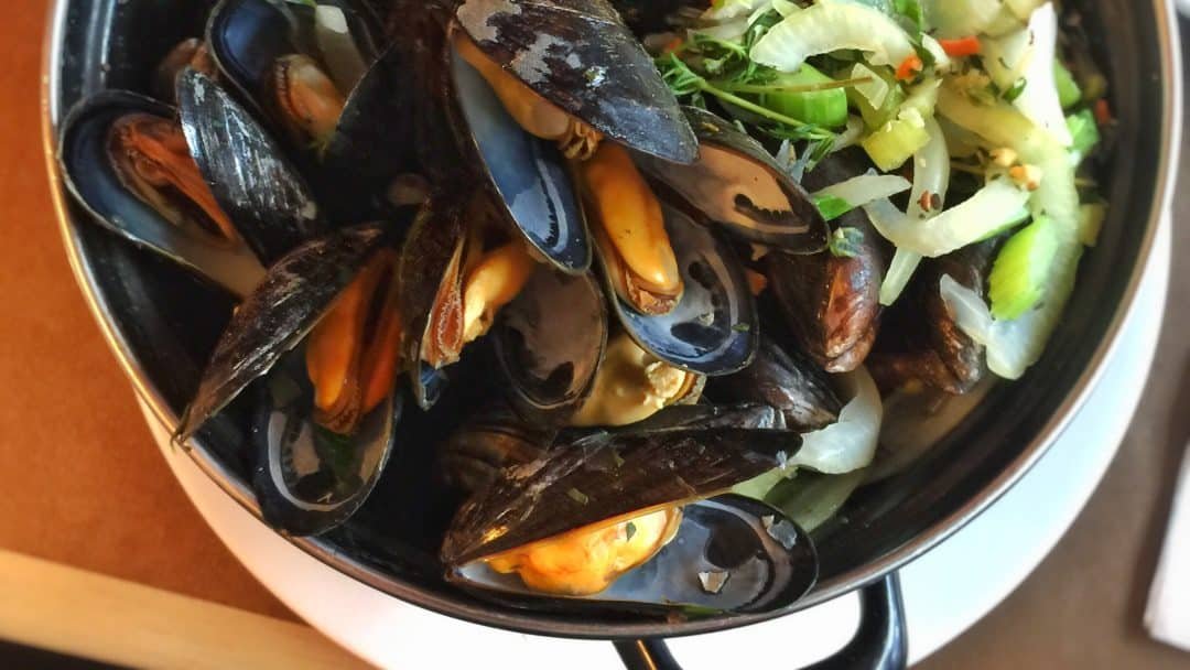 Wanna know what my favorite mussel recipe ever? Simple mussels with celery, onion, garlic and white wine... classic and delish!