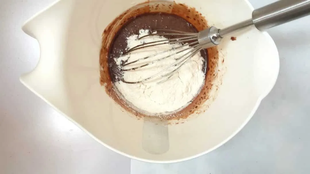 Here's a awesome sticky and sugary last minute snack or treat: try out this Nutella mug cake! Ready in less than 10 minutes...