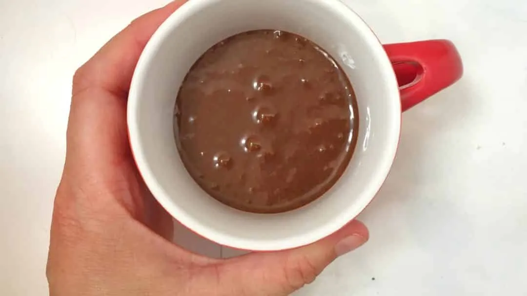 Here's a awesome sticky and sugary last minute snack or treat: try out this Nutella mug cake! Ready in less than 10 minutes...