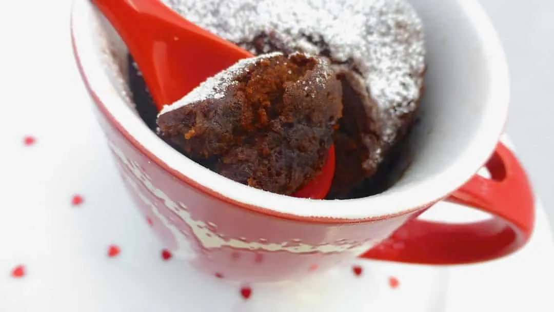 Here's an awesome sticky and sugary last minute snack or sneaky treat: try out this Nutella mug cake! This beauty is ready in less than 10 minutes.
