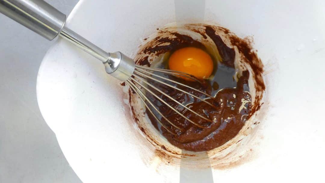 Here's a awesome sticky and sugary last minute snack or treat: try out this Nutella mug cake! Ready in less than 10 minutes...