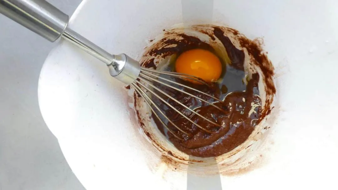 Here's a awesome sticky and sugary last minute snack or treat: try out this Nutella mug cake! Ready in less than 10 minutes...