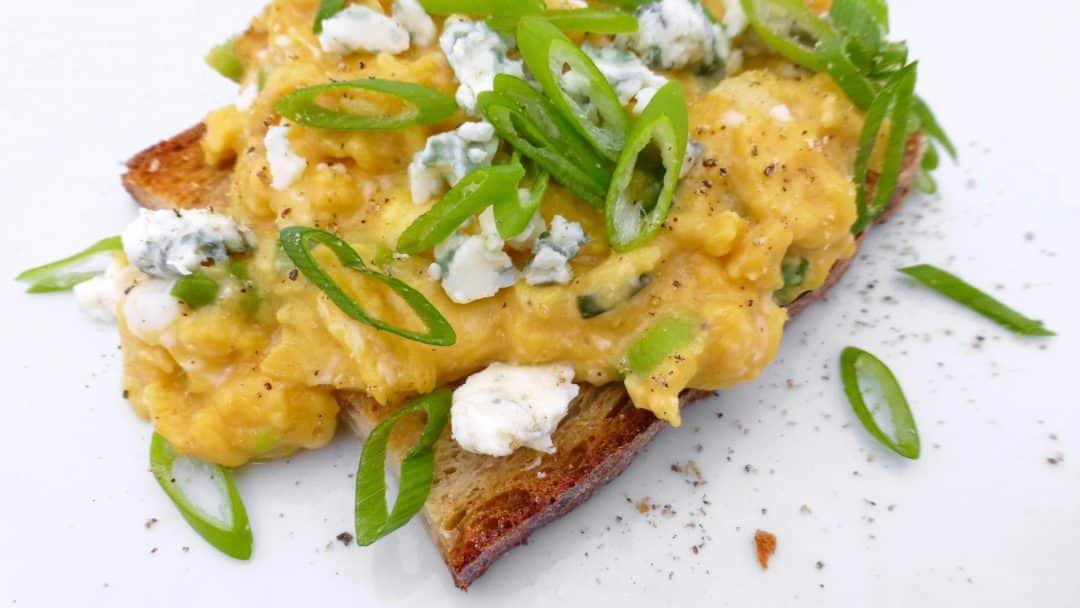 Easy Blue Cheese & Spinach Omelette Here's a quick and easy spinach omelette with gooey stilton blue cheese and garlicky spinach... What a great breakfast or brunch recipe idea!