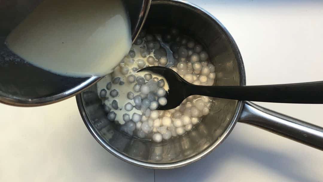 Here's a classic tapioca pudding with milk, eggs, sugar, tapioca pearls and vanilla. Enjoy this delicious creamy tapioca custard!