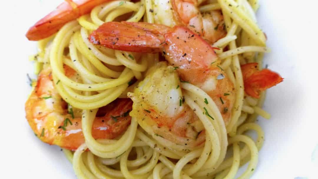 Easy Prawn Spaghetti & Bisque Sauce Creamy, creamier... creamiest! You will adore this super easy prawn spaghetti with bisque sauce. Pasta and prawns, what's not to love!