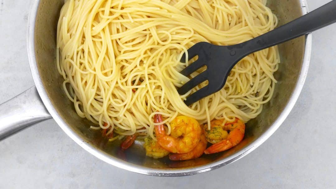 Creamy, creamier... creamiest! You will adore this super easy prawn spaghetti with bisque sauce. Pasta and prawns, what's not to love!