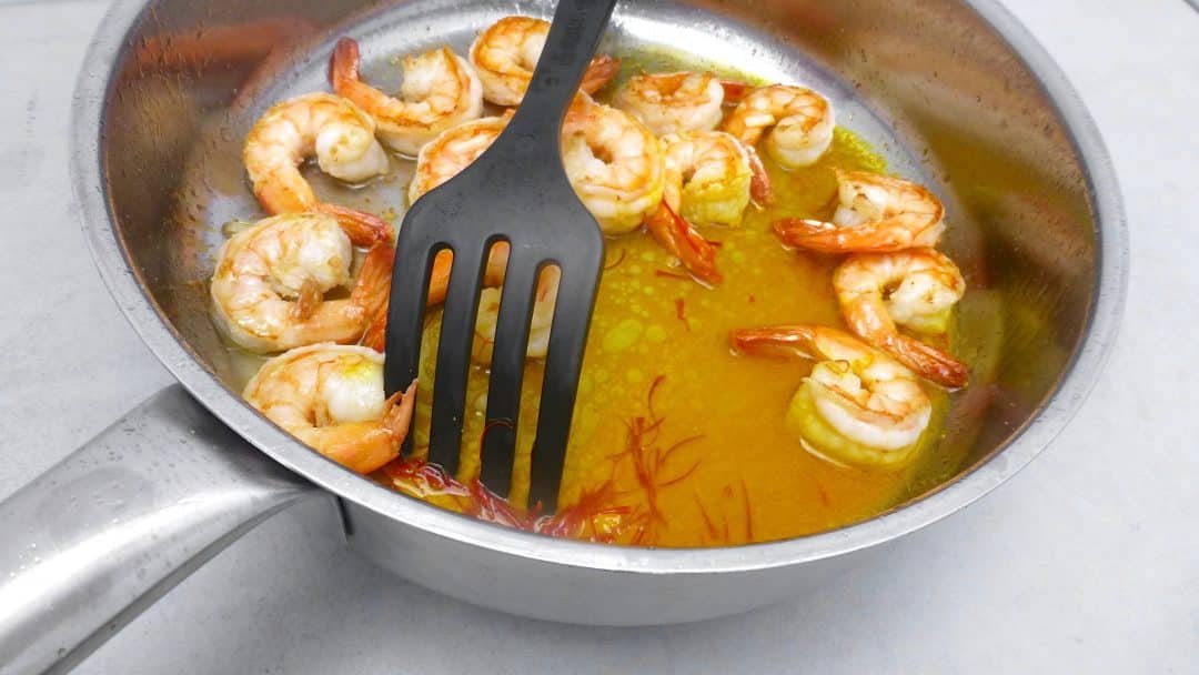 Creamy, creamier... creamiest! You will adore this super easy prawn spaghetti with bisque sauce. Pasta and prawns, what's not to love!