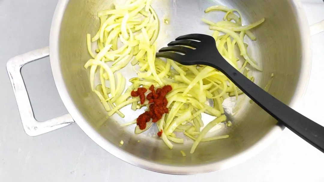 Easy Spicy Pasta with Harissa Paste Red alert: this hot and spicy pasta bowl of al dente spaghetti, salted capers, olive oil and harissa paste is so addictive!
