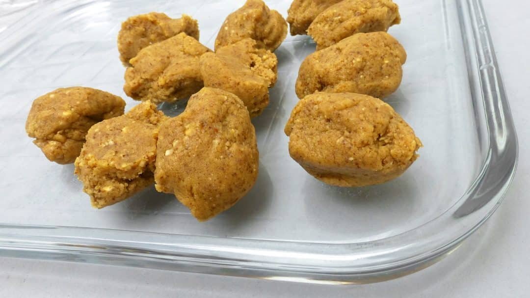 Looking for eggless sweet treats? Then check out my eggless hazelnut cookies! A sugary bite to accompany my afternoon cup of coffee...