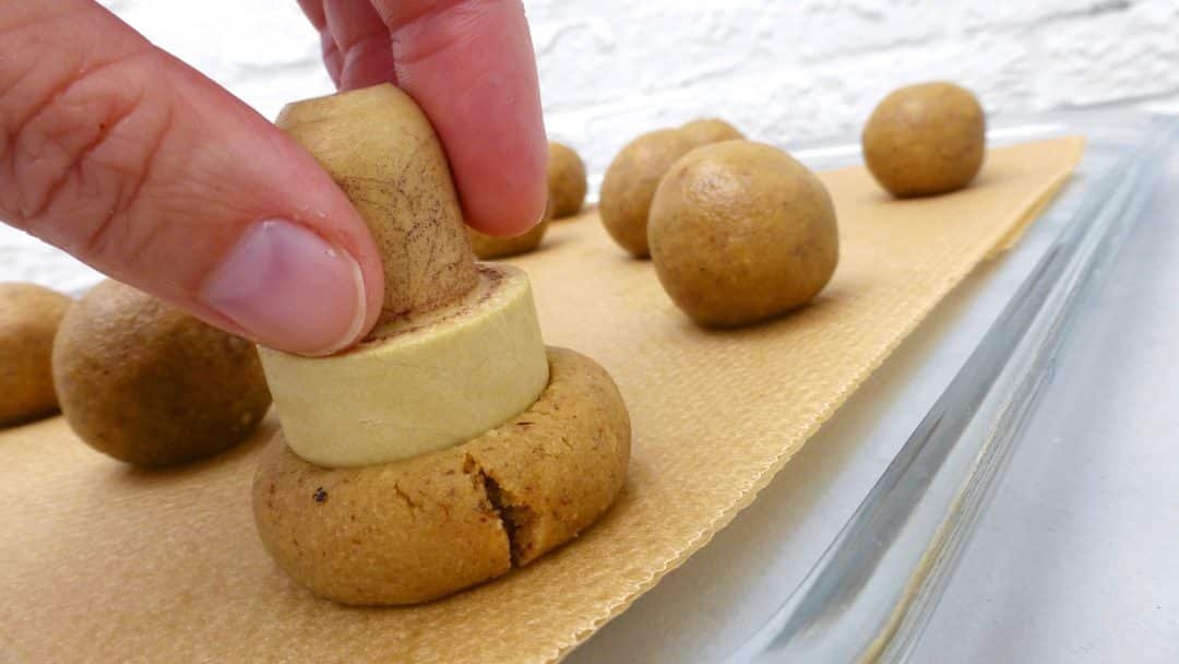Looking for eggless sweet treats? Then check out my eggless hazelnut cookies! A sugary bite to accompany my afternoon cup of coffee...
