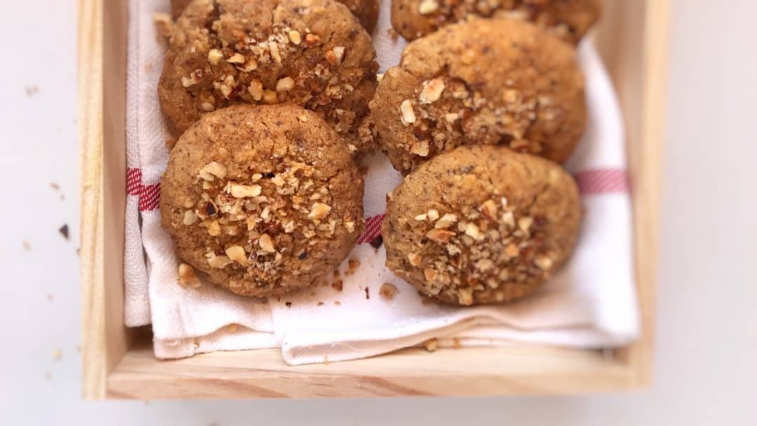 Looking for eggless sweet treats? Then check out my eggless hazelnut cookies! A sugary bite to accompany my afternoon cup of coffee...