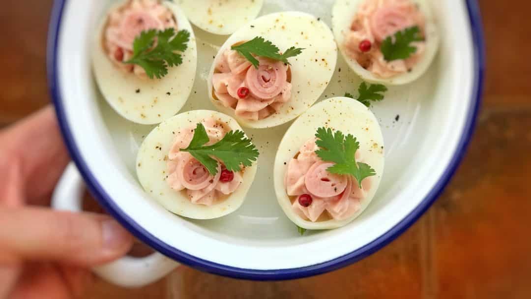 Here's a cute little appetizer bite for you to try out: my super simple deviled eggs stuffed with a creamy ham filling...