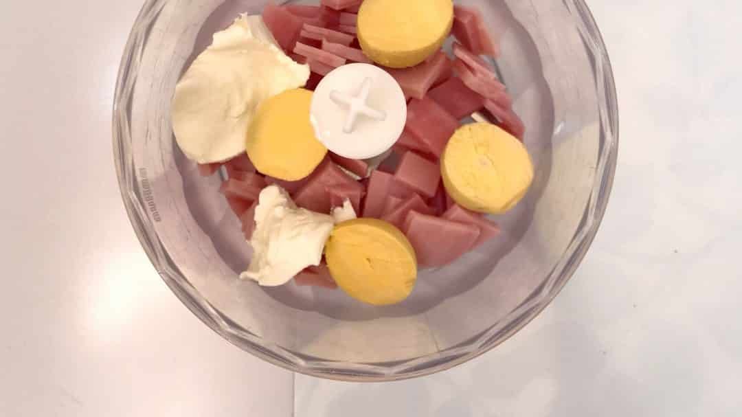 Here's a cute little appetizer bite for you to try out: my super simple deviled eggs stuffed with a creamy ham filling...