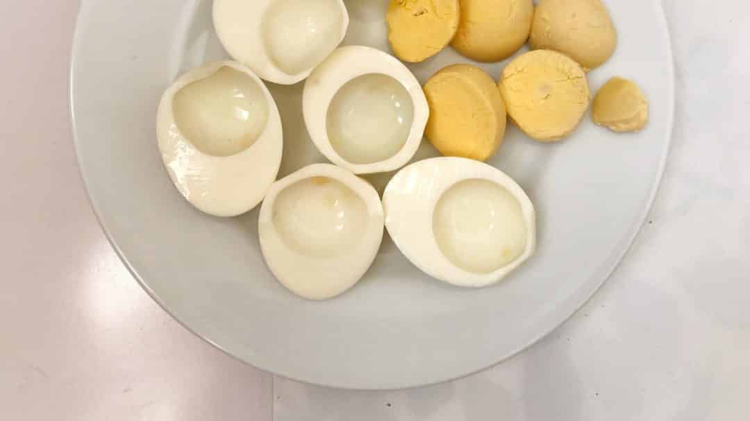 Here's a cute little appetizer bite for you to try out: my super simple deviled eggs stuffed with a creamy ham filling...
