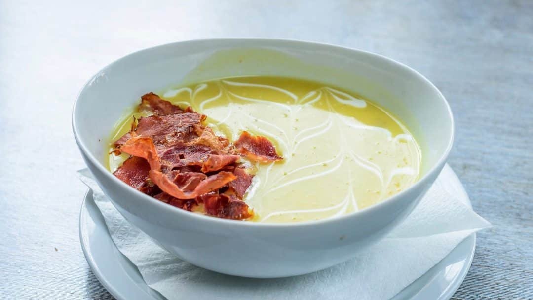 Let me show you how to prepare a delicious French onion soup... The best you have ever tasted! This soup is so addictive...