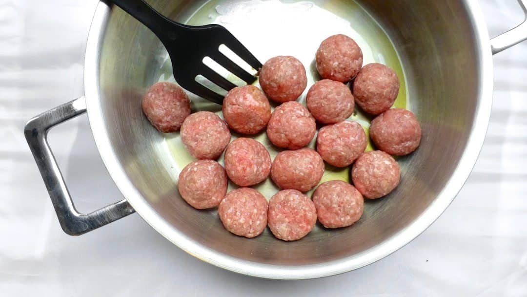 No pasta in your pantry? Let's make these creamy carbonara sauce meatballs instead! Meatballs, bacon, eggs and cream... Delicious!