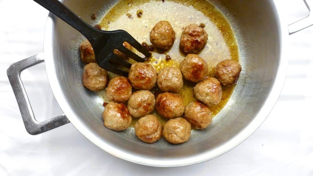 No pasta in your pantry? Let's make these creamy carbonara sauce meatballs instead! Meatballs, bacon, eggs and cream... Delicious!