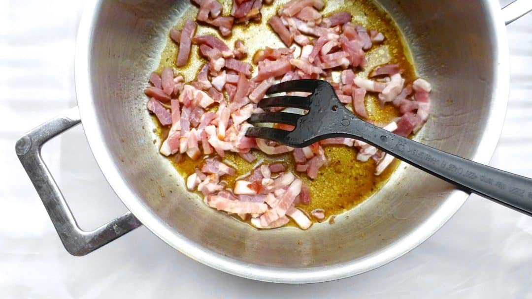 No pasta in your pantry? Let's make these creamy carbonara sauce meatballs instead! Meatballs, bacon, eggs and cream... Delicious!