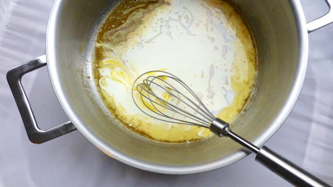 No pasta in your pantry? Let's make these creamy carbonara sauce meatballs instead! Meatballs, bacon, eggs and cream... Delicious!