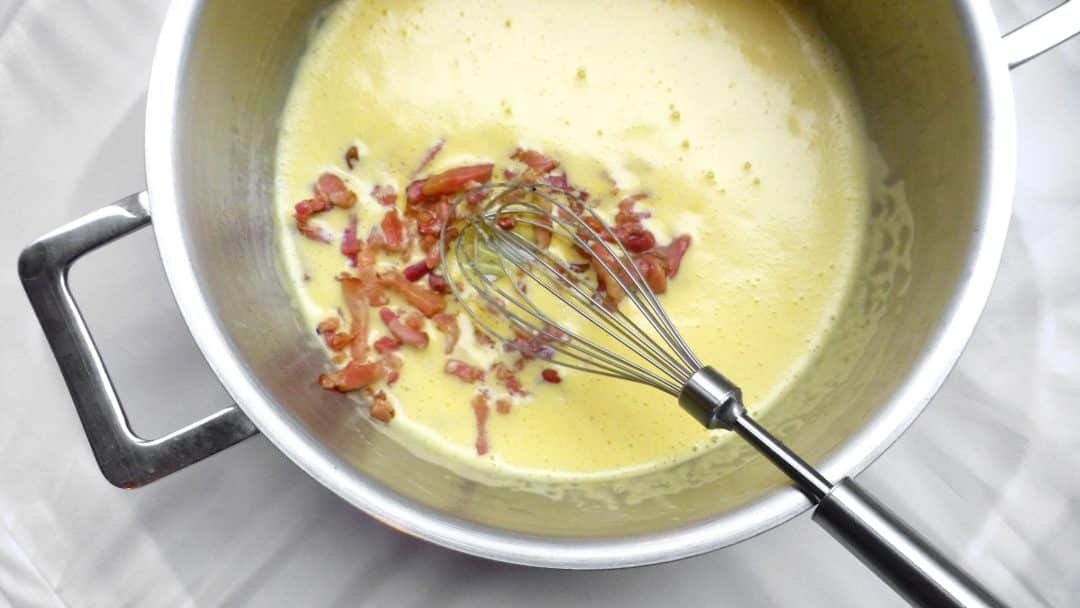 No pasta in your pantry? Let's make these creamy carbonara sauce meatballs instead! Meatballs, bacon, eggs and cream... Delicious!