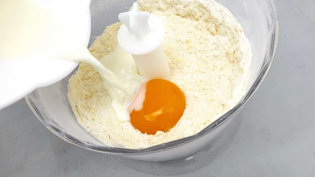 Freshly baked Viennese biscuits, a 5-ingredient treat! All you need is butter, milk, an egg yolk, pastry flour and sugar: easy!