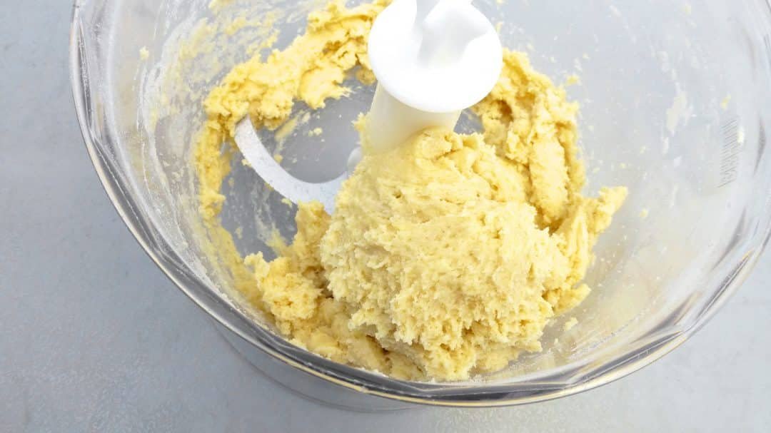 Freshly baked Viennese biscuits, a 5-ingredient treat! All you need is butter, milk, an egg yolk, pastry flour and sugar: easy!