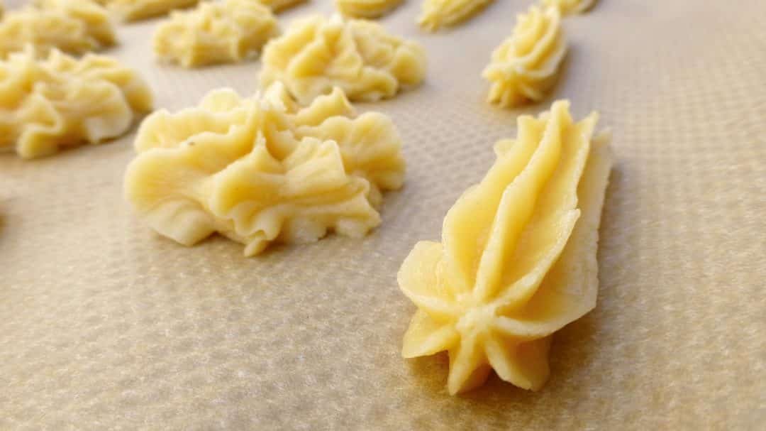 Freshly baked Viennese biscuits, a 5-ingredient treat! All you need is butter, milk, an egg yolk, pastry flour and sugar: easy!