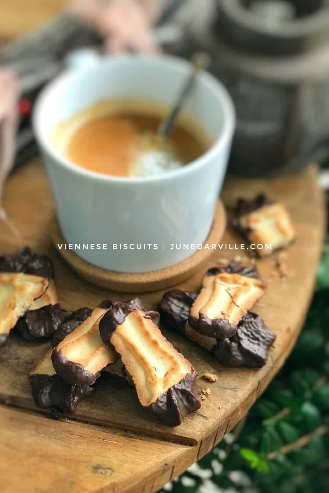 Freshly baked Viennese biscuits, a 5-ingredient treat! All you need is butter, milk, an egg yolk, pastry flour and sugar: easy!