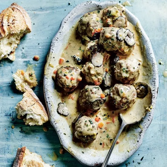 A nice and easy truffle butter recipe... spread it on toast with sea salt or add it to al dente pasta to make a delicious truffle butter spaghetti!